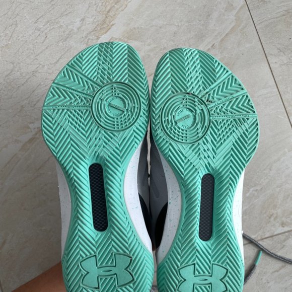 NEW UA Steph Curry 3's Boys Basketball Shoes Green Gray Size 3.5Y - Picture 3 of 5